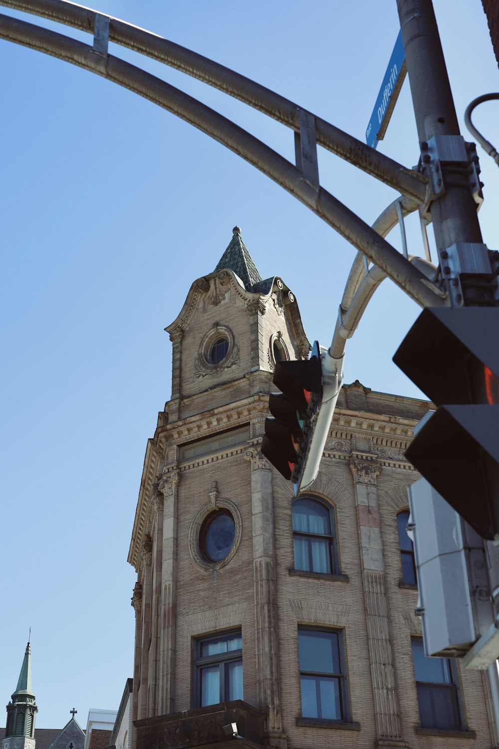 a traffic light in front of a tall building