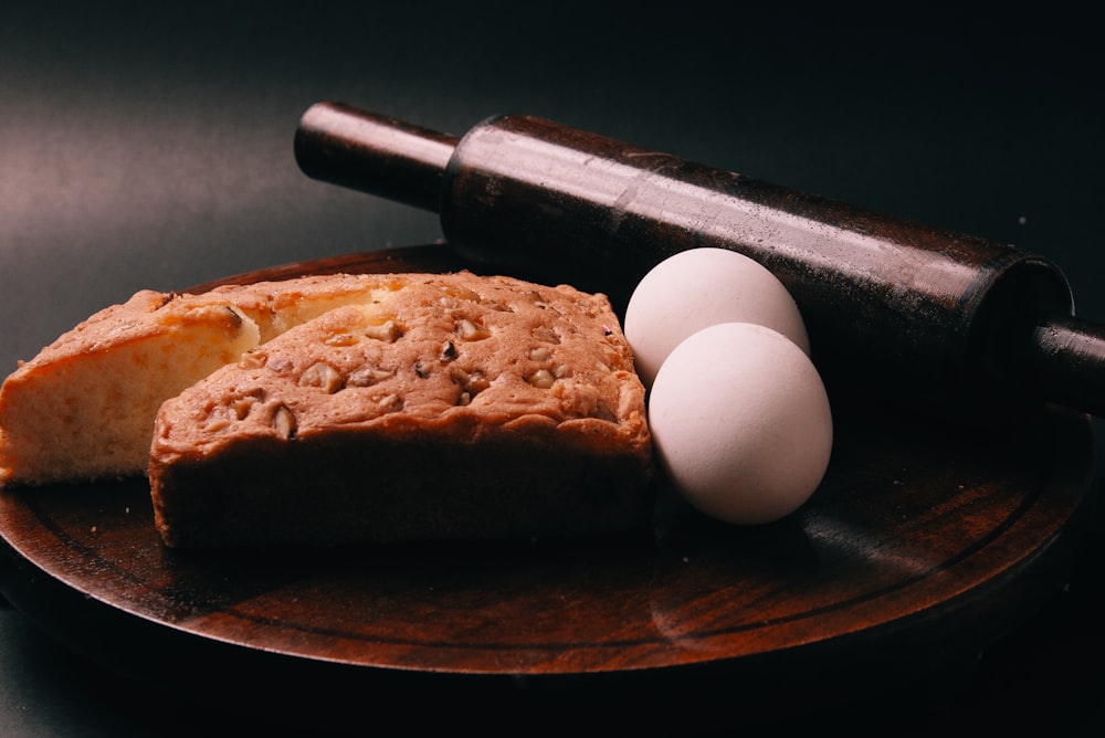 un pedazo de pan y dos huevos en un plato
