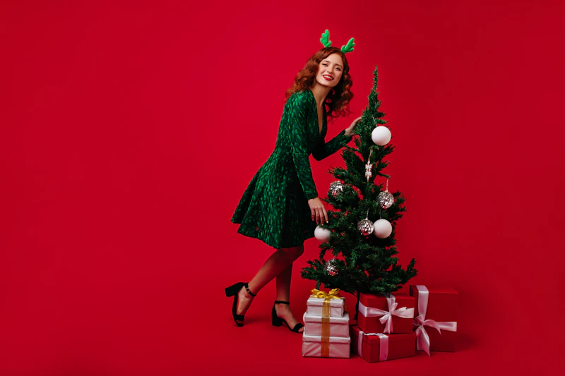 mujer junto a un árbol de Navidad