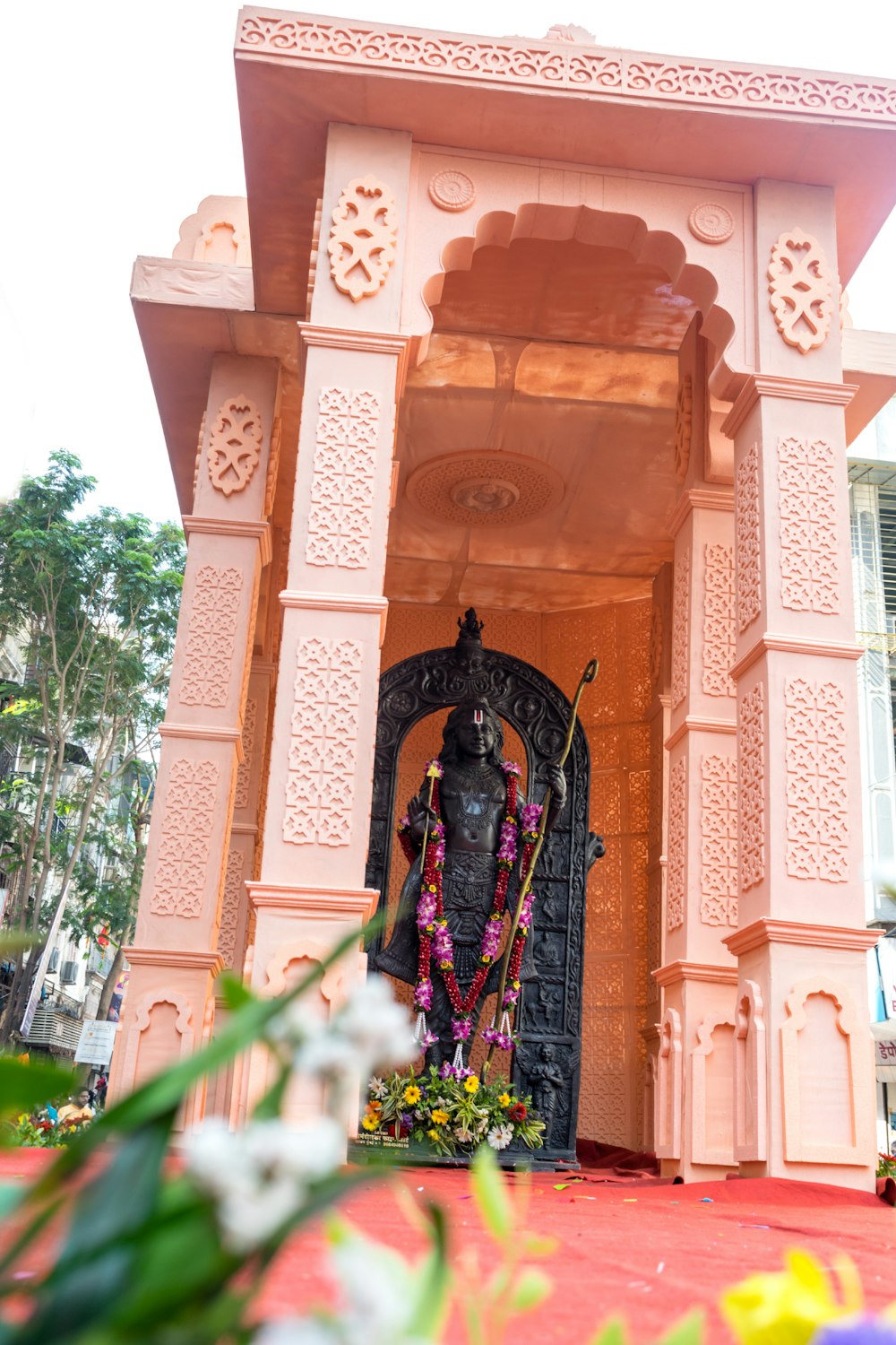 uma estátua de uma pessoa em um templo