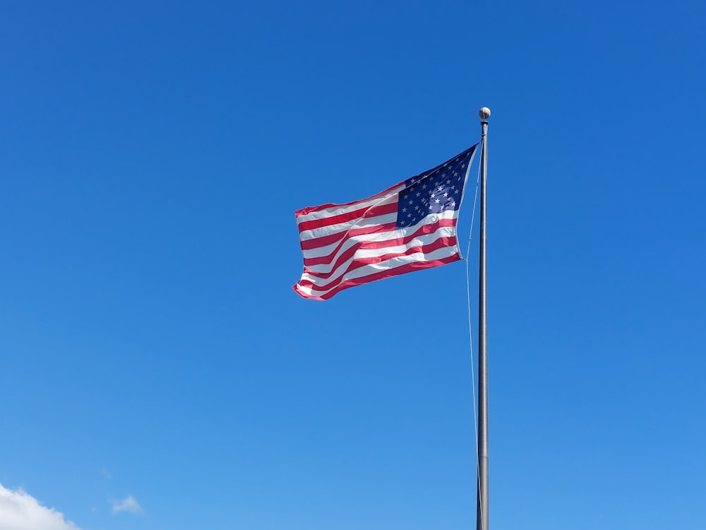 Uma bandeira americana voando ao vento em um dia claro