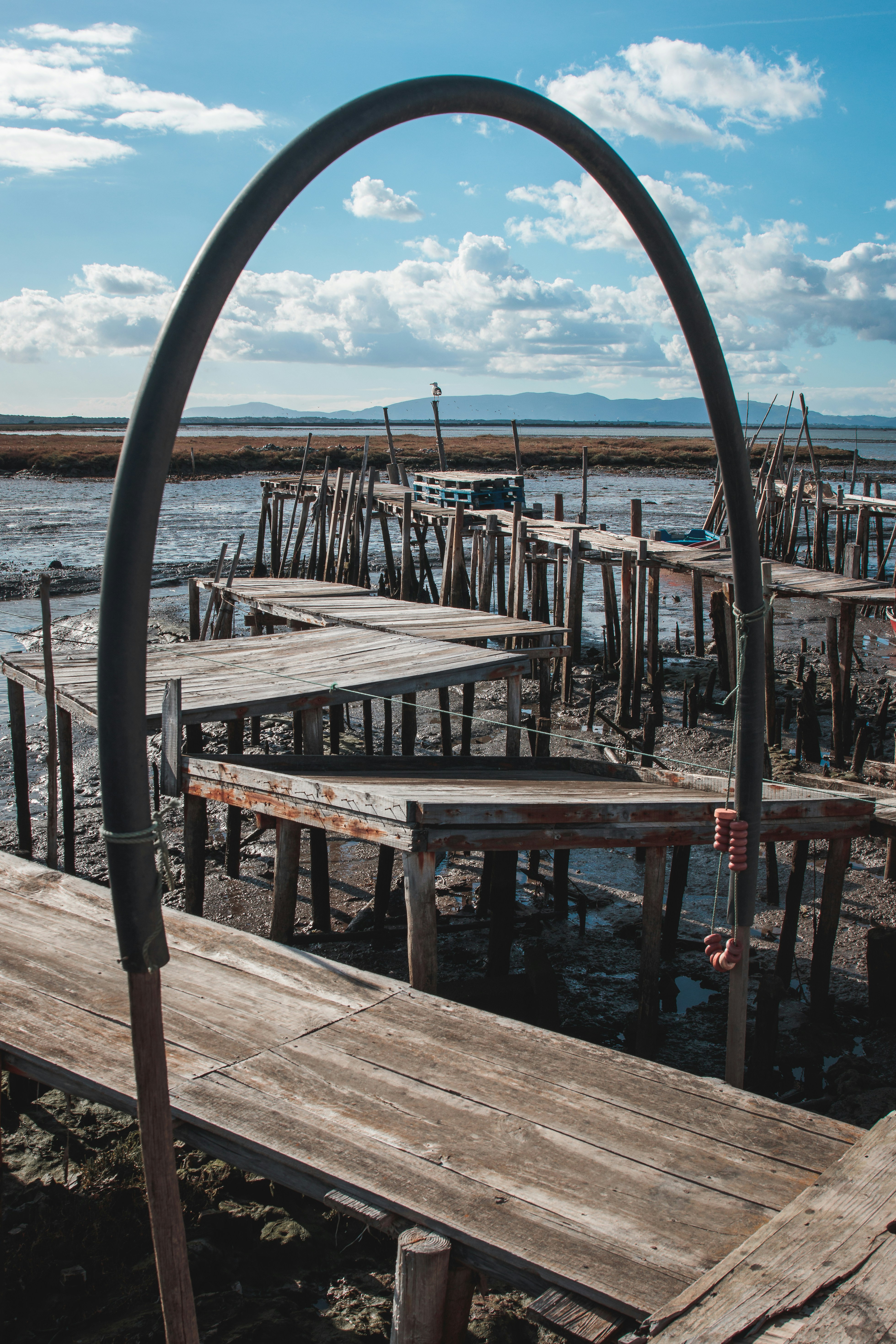 uma velha doca de madeira com um grande arco no meio dela
