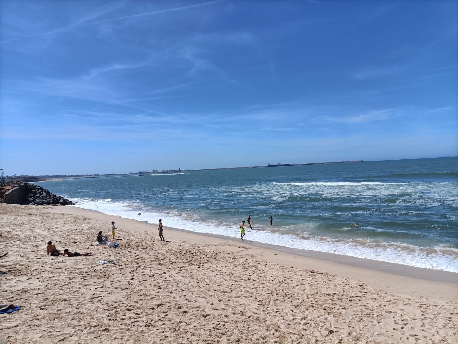 Plage Monica à Mohammedia, sable clair, vagues de l'Atlantique et navires au large