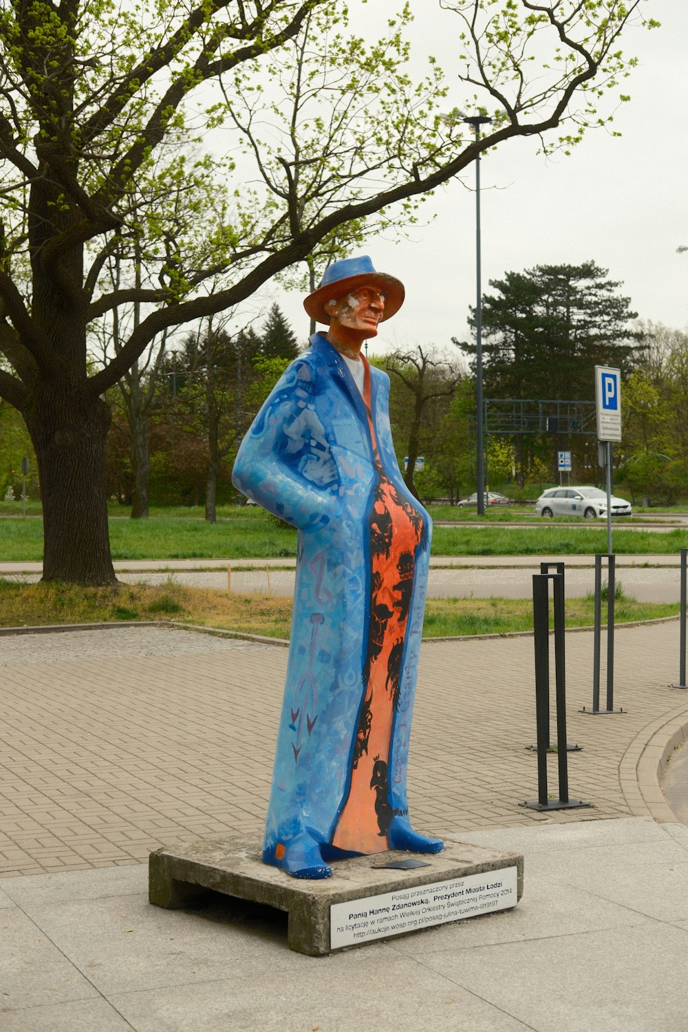 uma estátua de um homem em um terno azul e chapéu