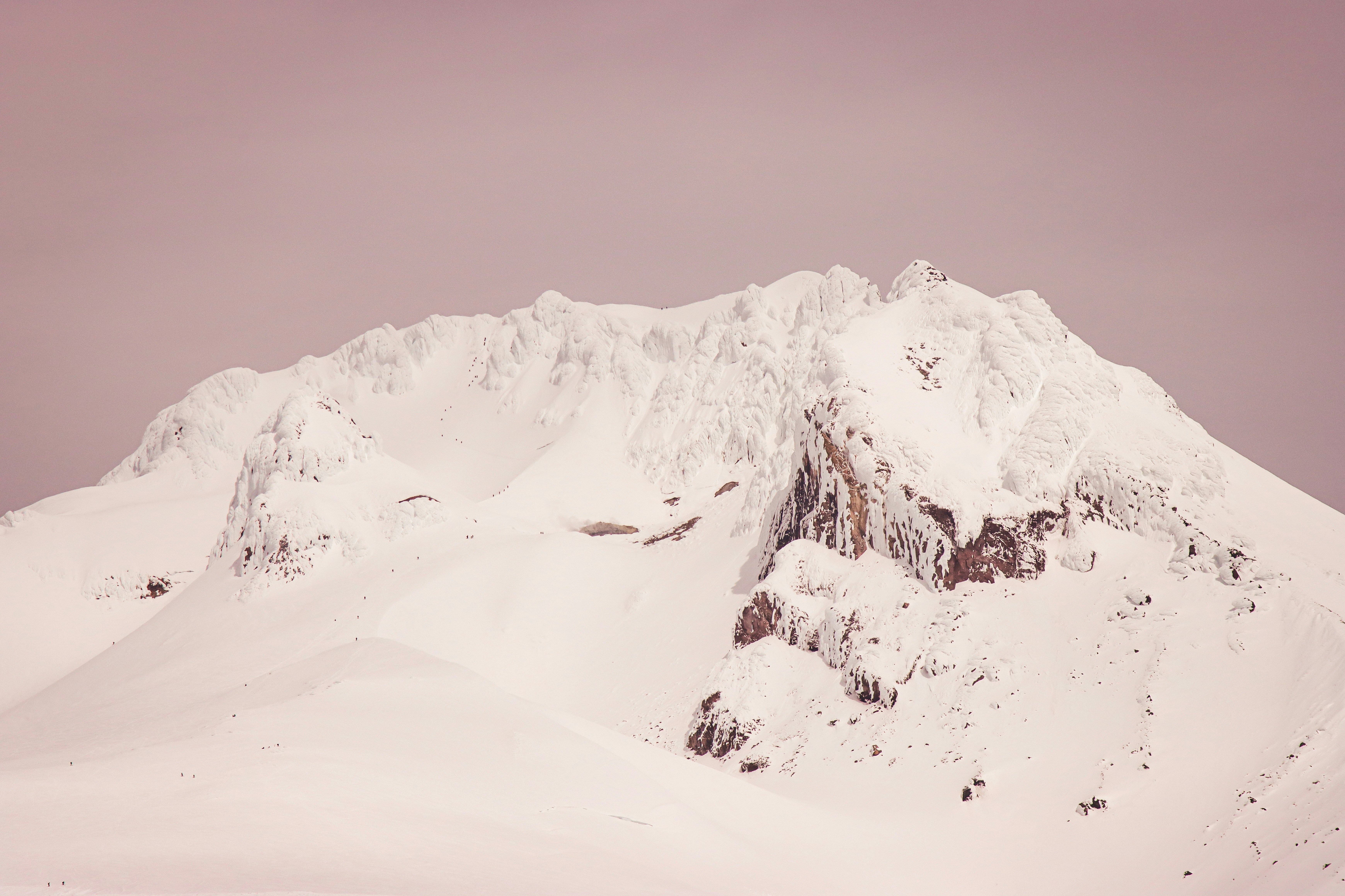 una montaña cubierta de nieve bajo un cielo nublado