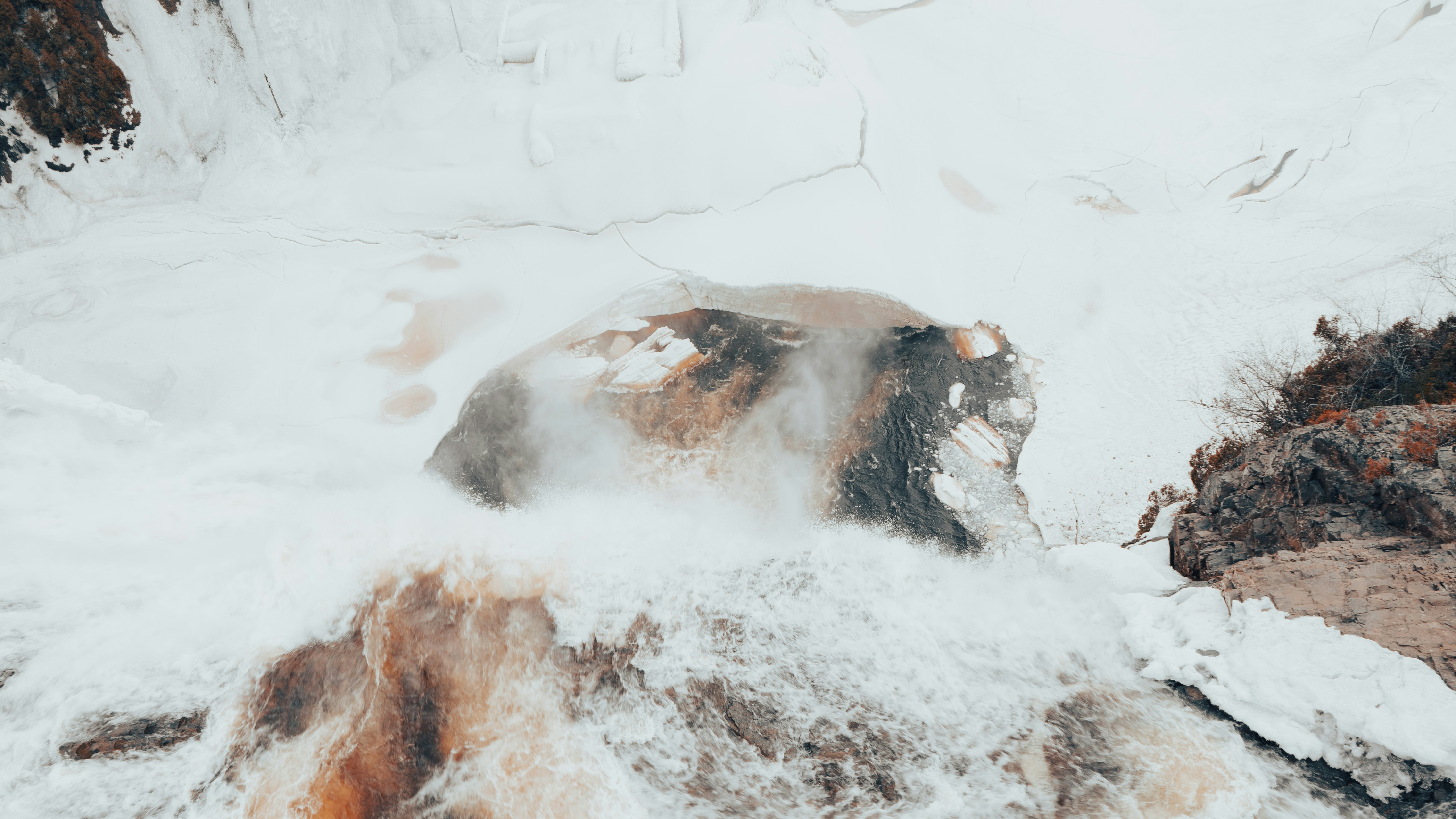 눈과 물로 뒤덮인 산