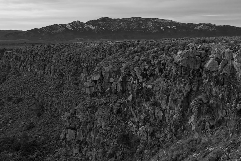 岩だらけの崖の白黒写真