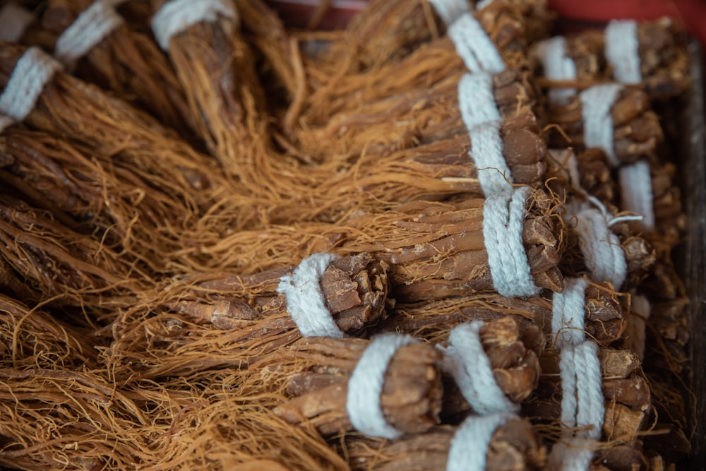 a close up of a bunch of brown and white ropes
