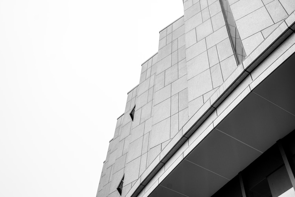 a black and white photo of a building