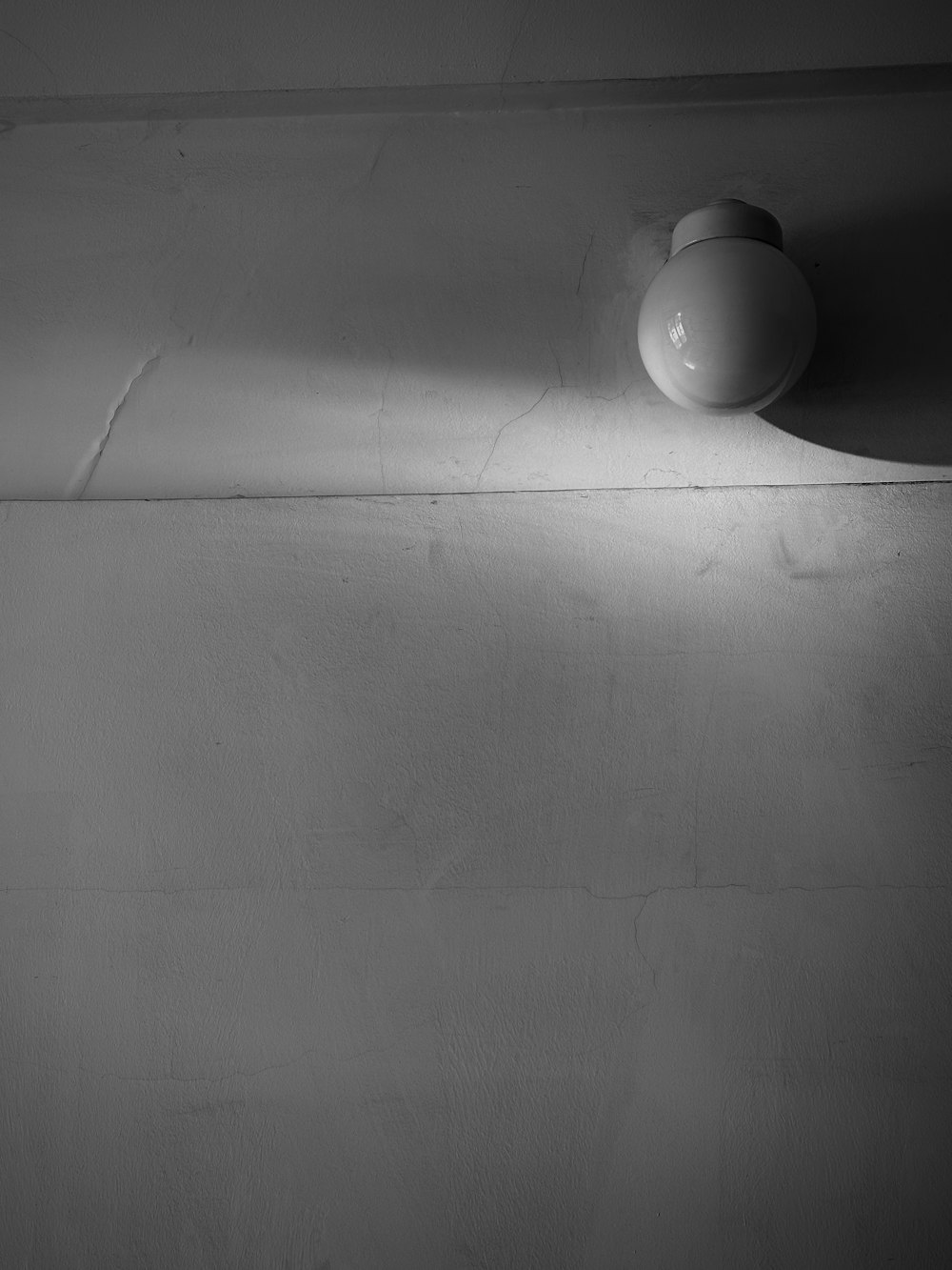 Una foto en blanco y negro de un ratón en una pared
