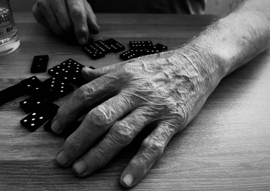 ejercicios de manos y agarre para adultos mayores - Ejercicios de Manos para Adultos Mayores: Recupere su Fuerza de Agarre, Diga Adiós al Entumecimiento y Proteja su Independencia