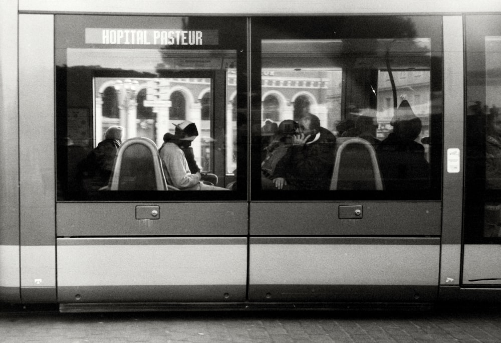 버스에 탄 사람들의 흑백 사진
