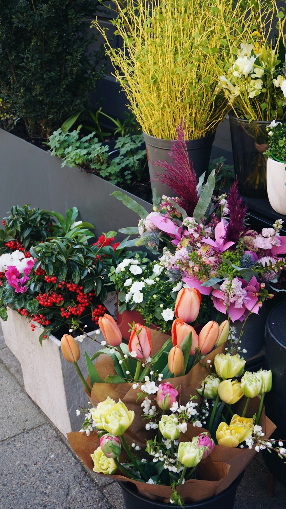 ein Blumenstrauß, der in einigen Töpfen steckt