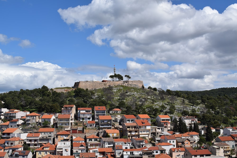 uma vista de uma cidade com um castelo ao fundo