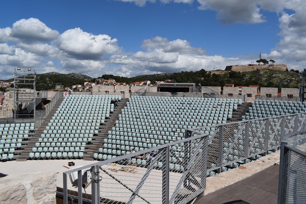 Un gran estadio lleno de asientos vacíos