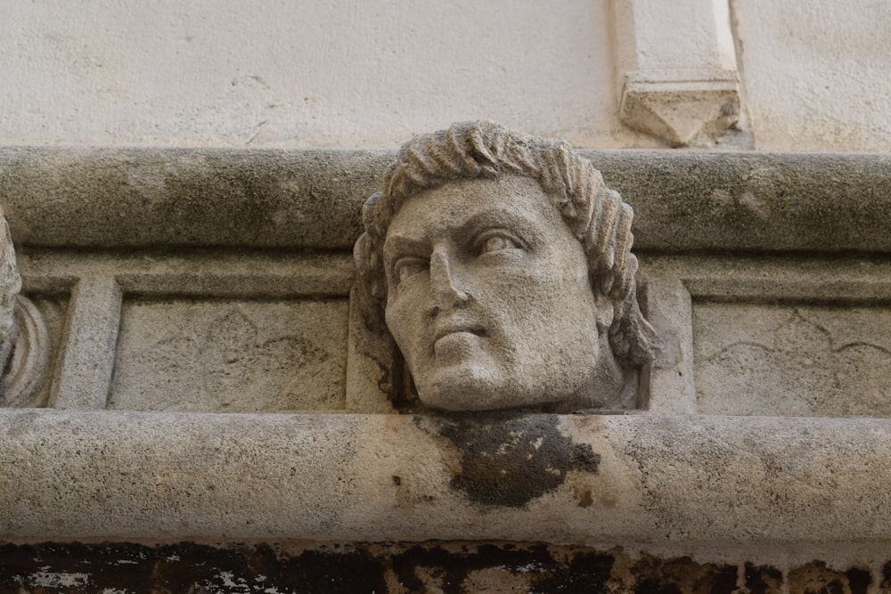 un primer plano de una cara en un edificio