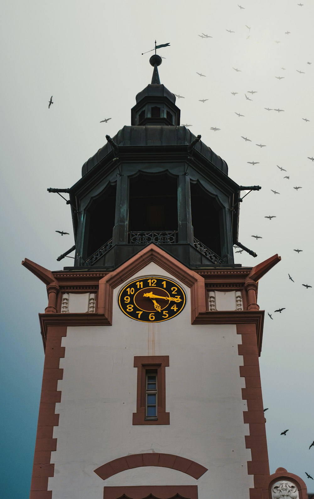 una torre con un reloj en la parte superior
