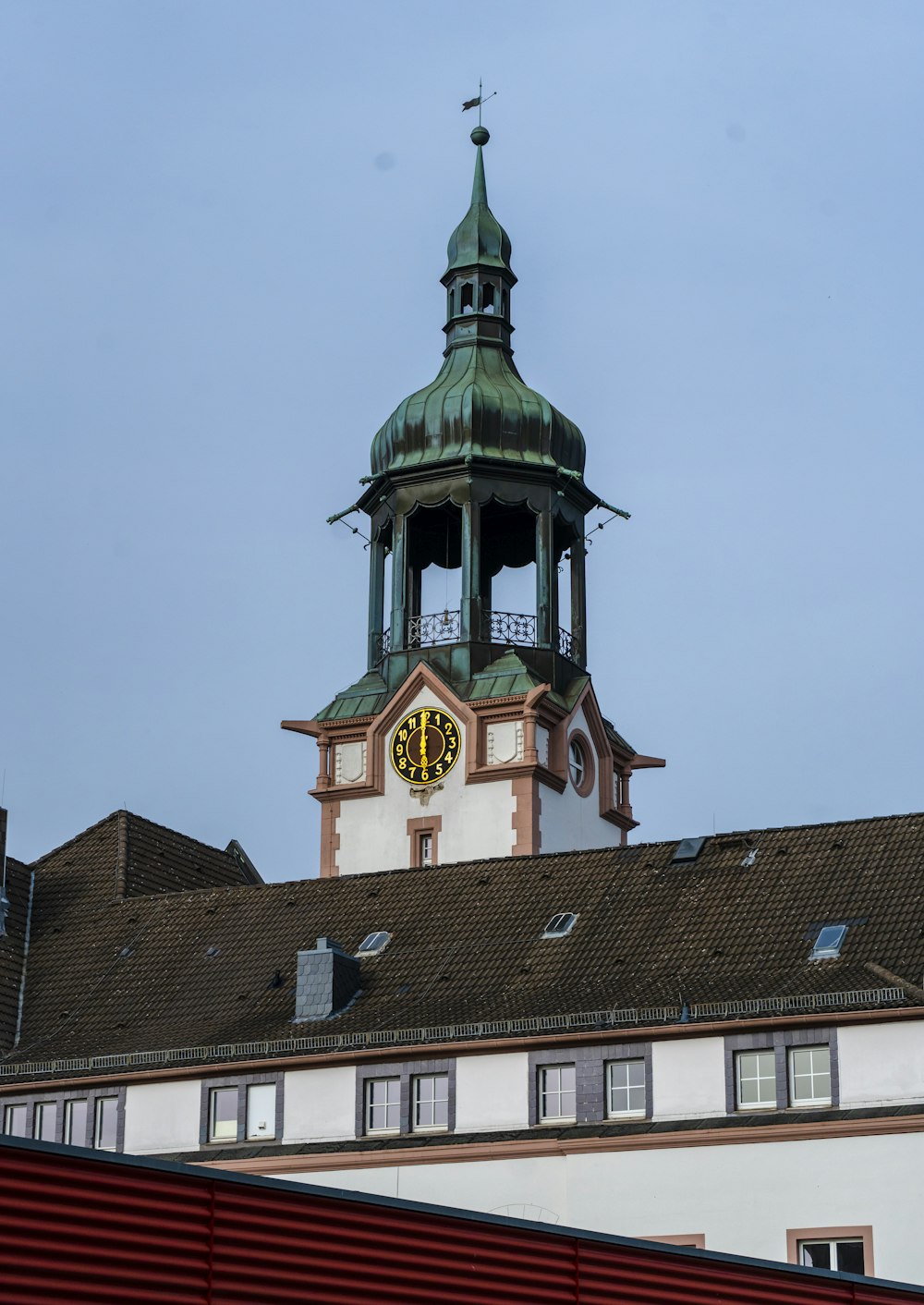 una torre de reloj en la parte superior de un edificio