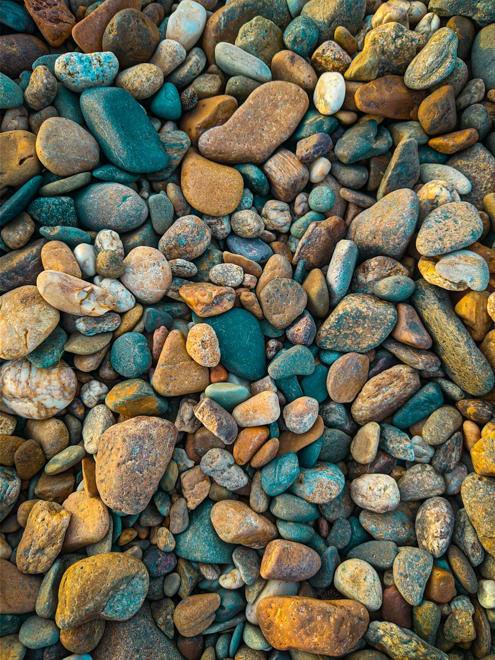 a bunch of rocks that are next to each other