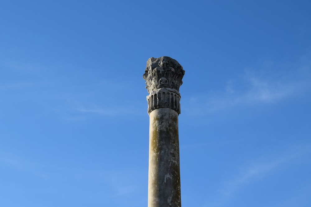 eine hohe Steinsäule mit einem Himmel im Hintergrund