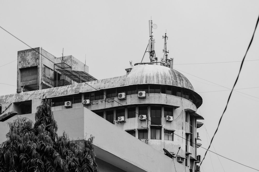 uma foto em preto e branco de um edifício com uma cúpula