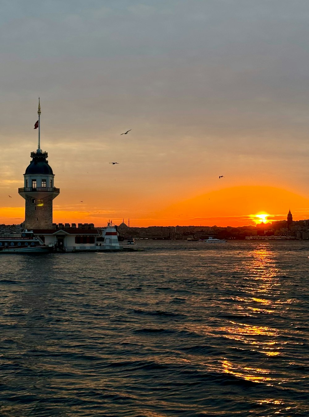 Die Sonne geht über einem Gewässer unter