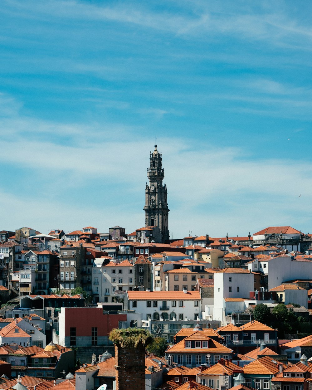 une grande tour d’horloge surplombant une ville