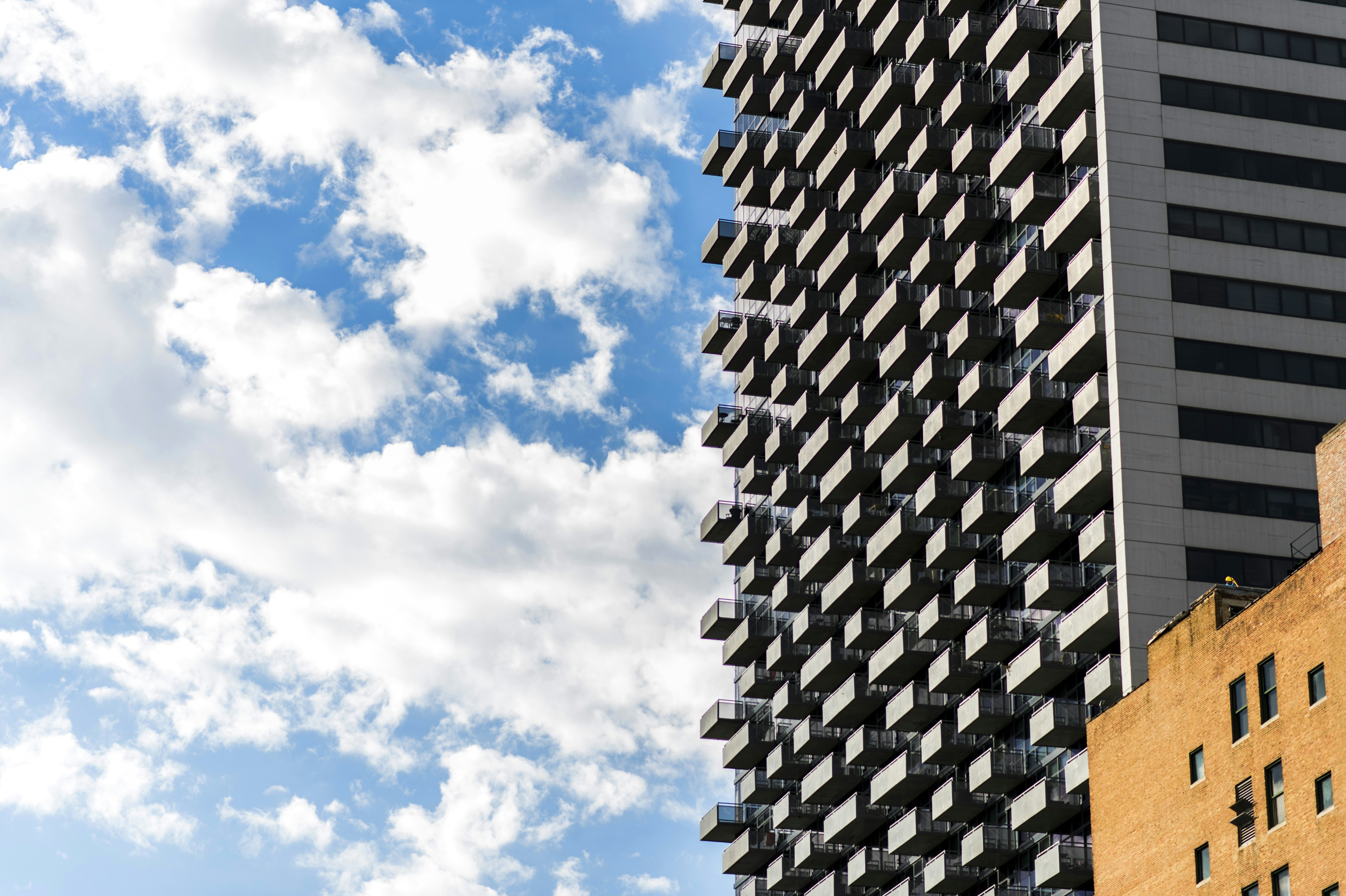 un edificio alto accanto a un edificio molto alto