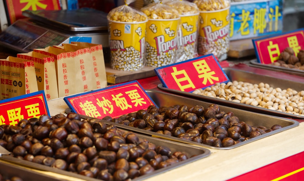 una variedad de nueces y cáscaras de nueces a la venta