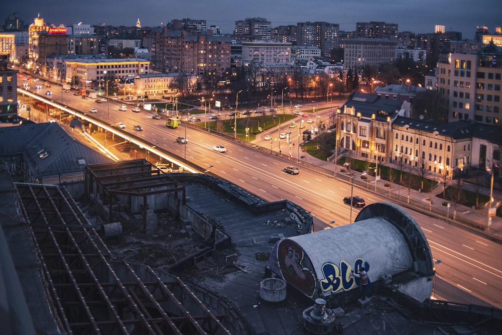 Blick auf eine nächtliche Stadtstraße