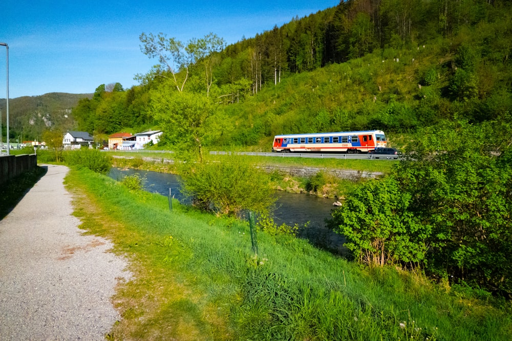 Un tren que viaja por las vías junto a un río