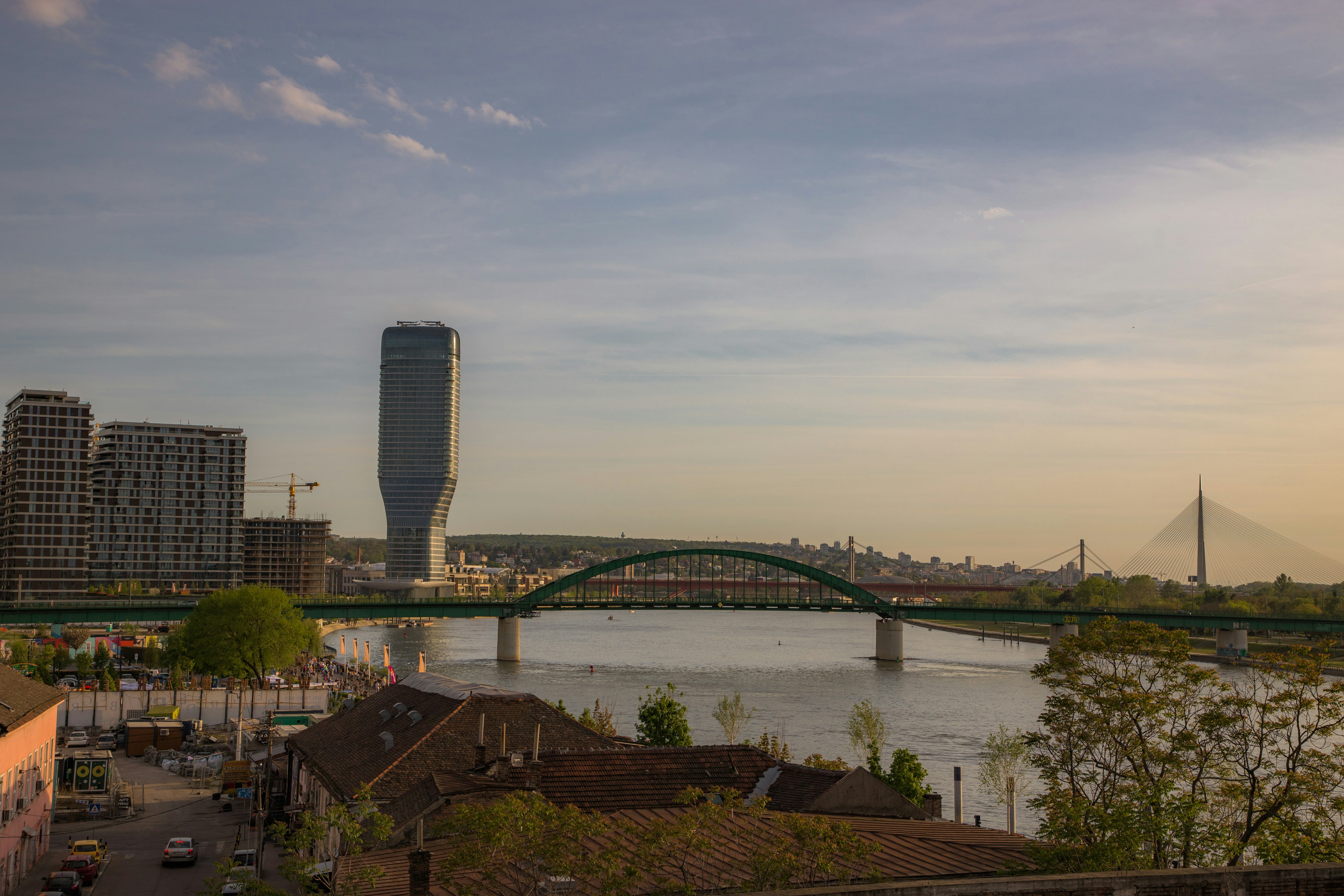 街を背景に川に架かる橋