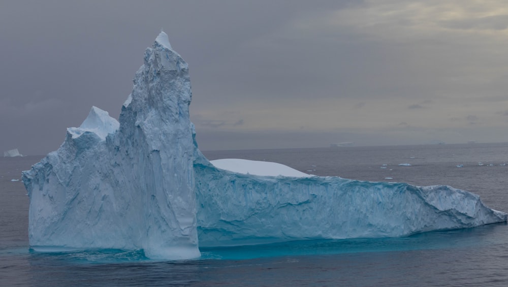 ein großer Eisberg, der mitten im Ozean schwimmt
