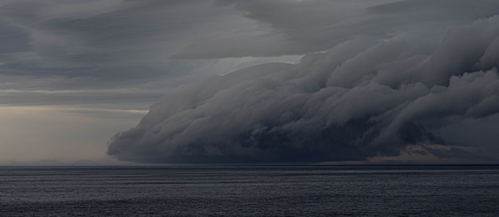 Una gran nube de tormenta se cierne sobre un cuerpo de agua