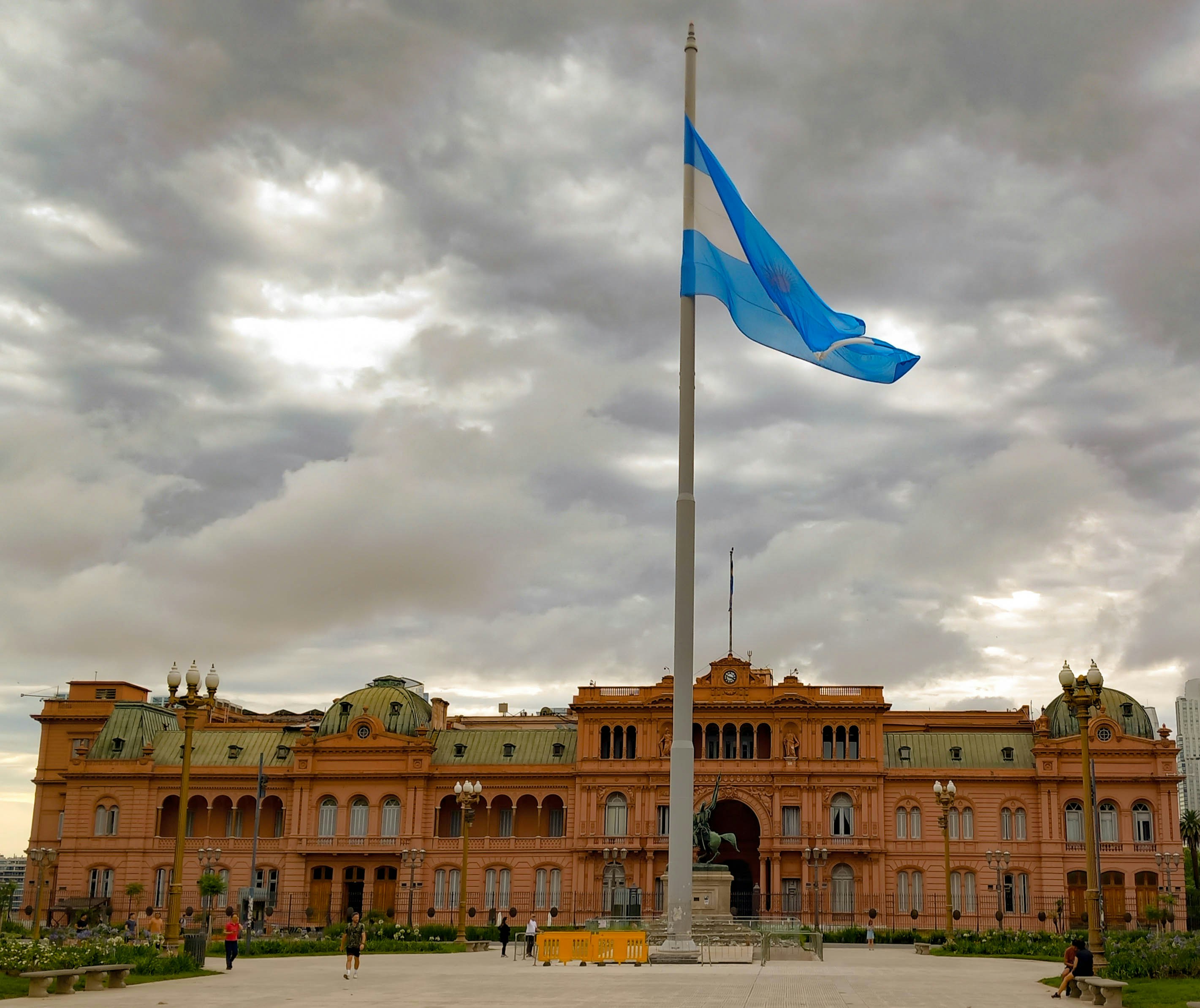 Un gran edificio con una bandera azul en la parte superior
