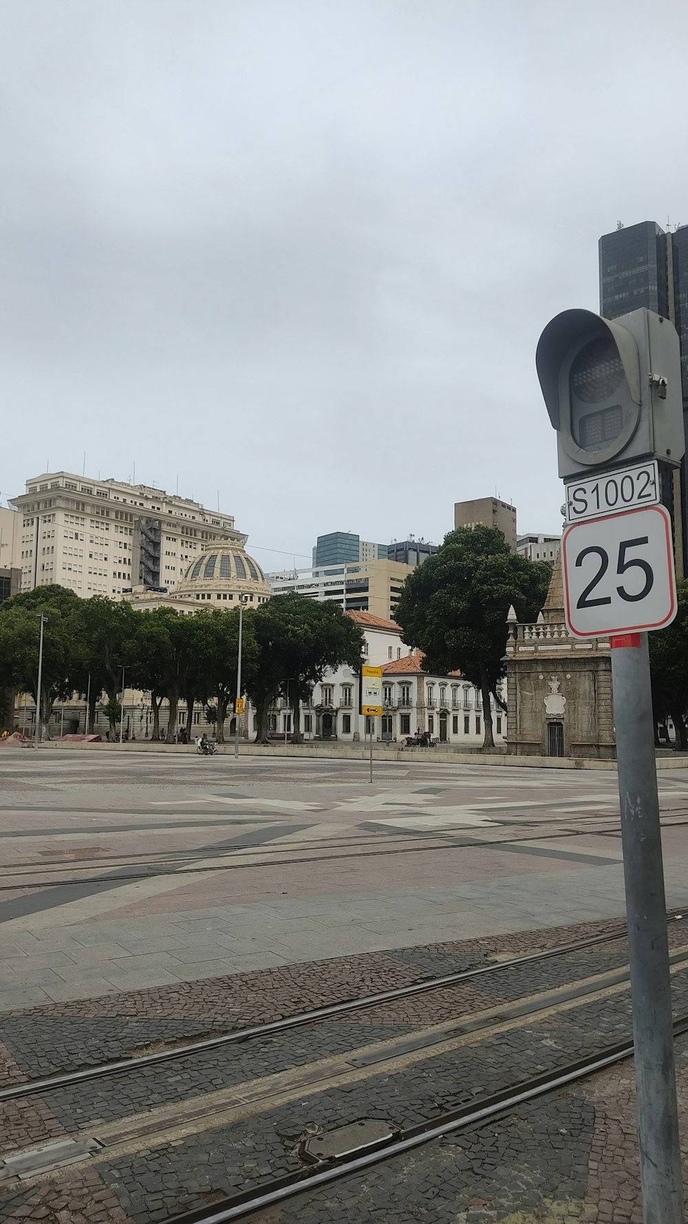 eine Ampel am Straßenrand