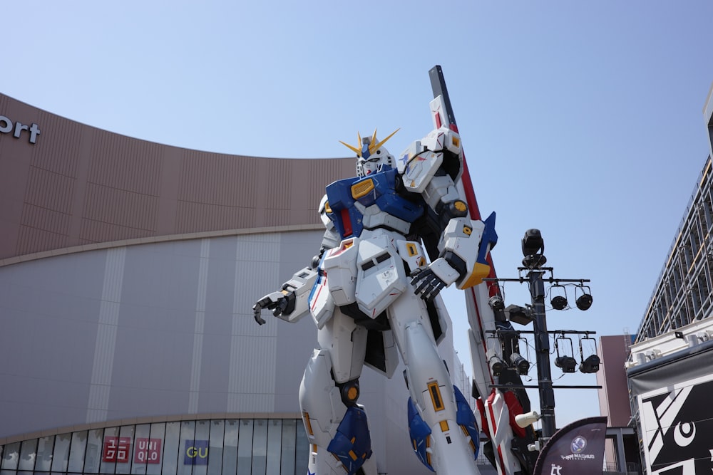 una statua gigante di un robot che si trova all'esterno di un edificio