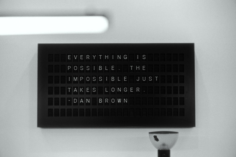 Ein Schwarz-Weiß-Foto eines Schildes, auf dem steht, dass alles möglich ist