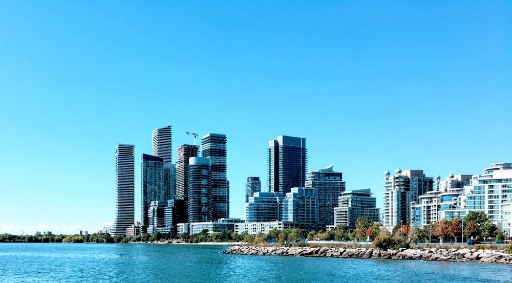 Una gran masa de agua con una ciudad al fondo