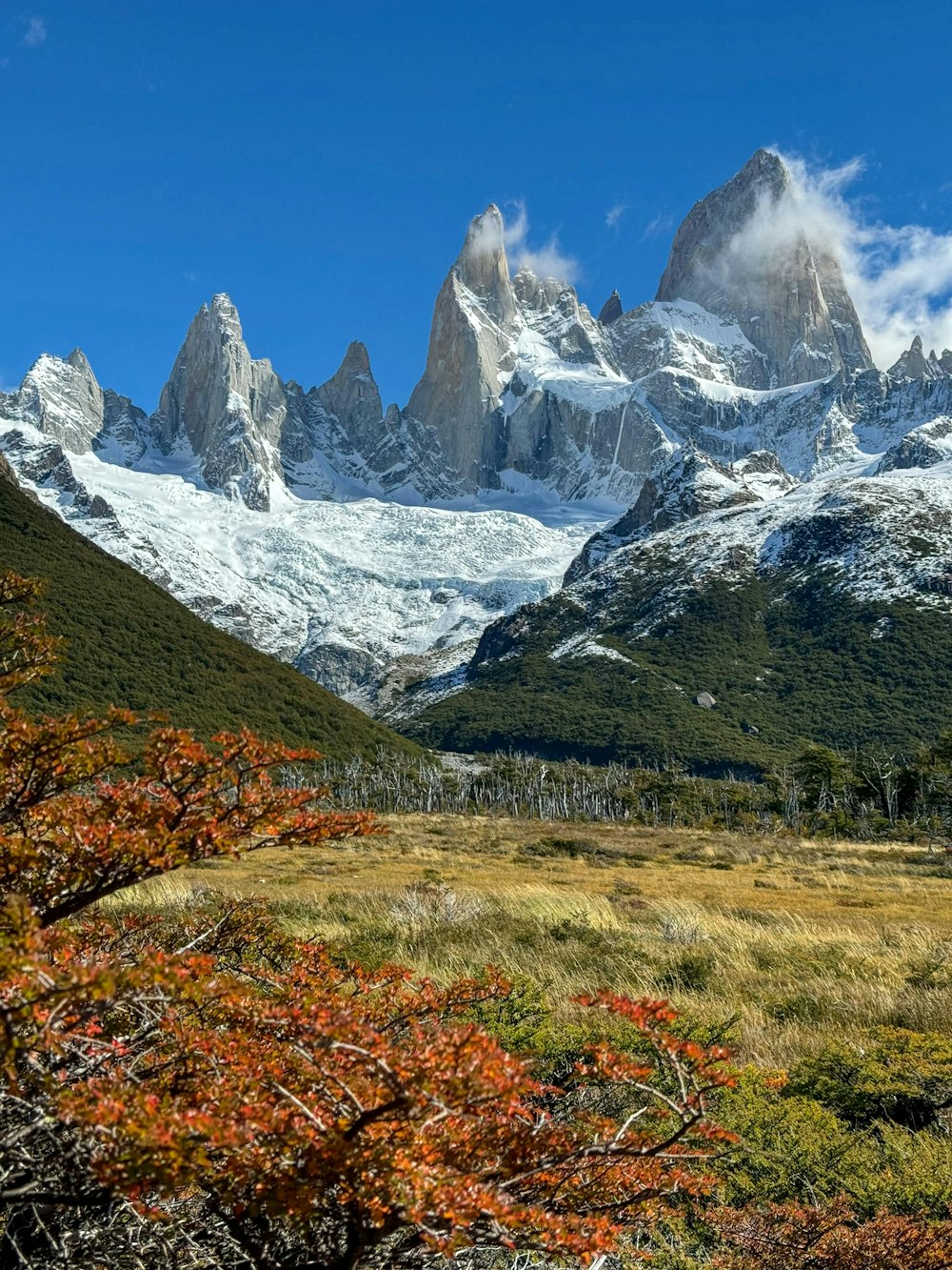 una catena montuosa con montagne innevate sullo sfondo