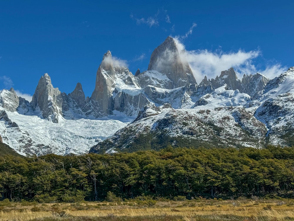 una catena montuosa coperta di neve e nuvole