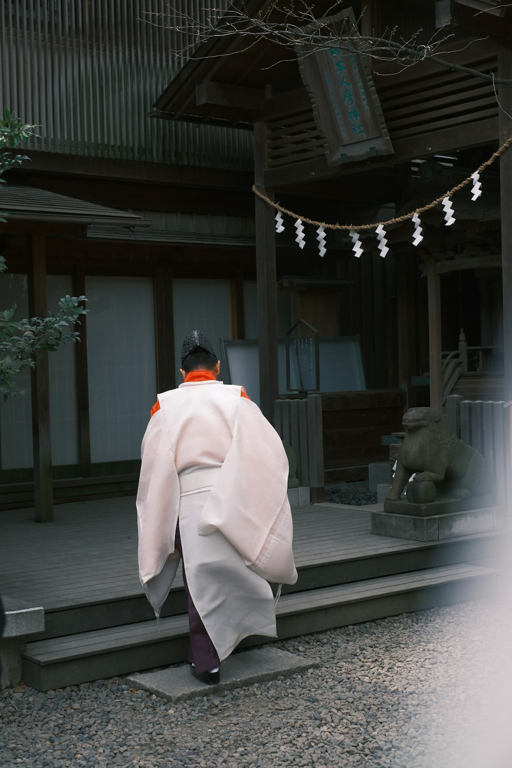 Ein Mann in einem Kimono geht eine Treppe hinauf