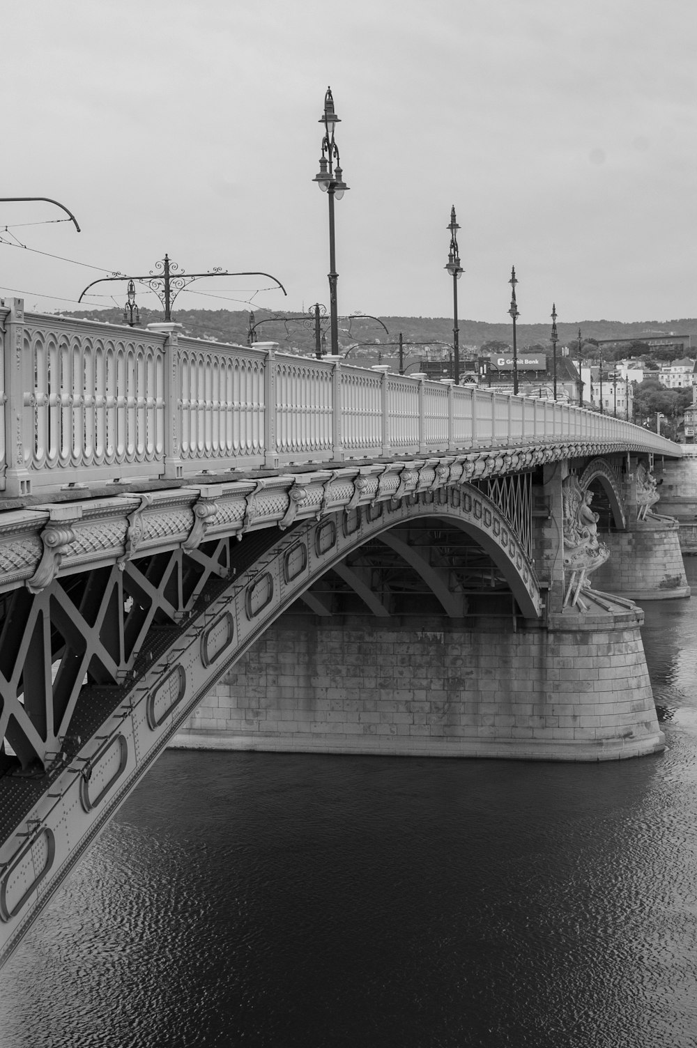uma foto em preto e branco de uma ponte sobre um rio