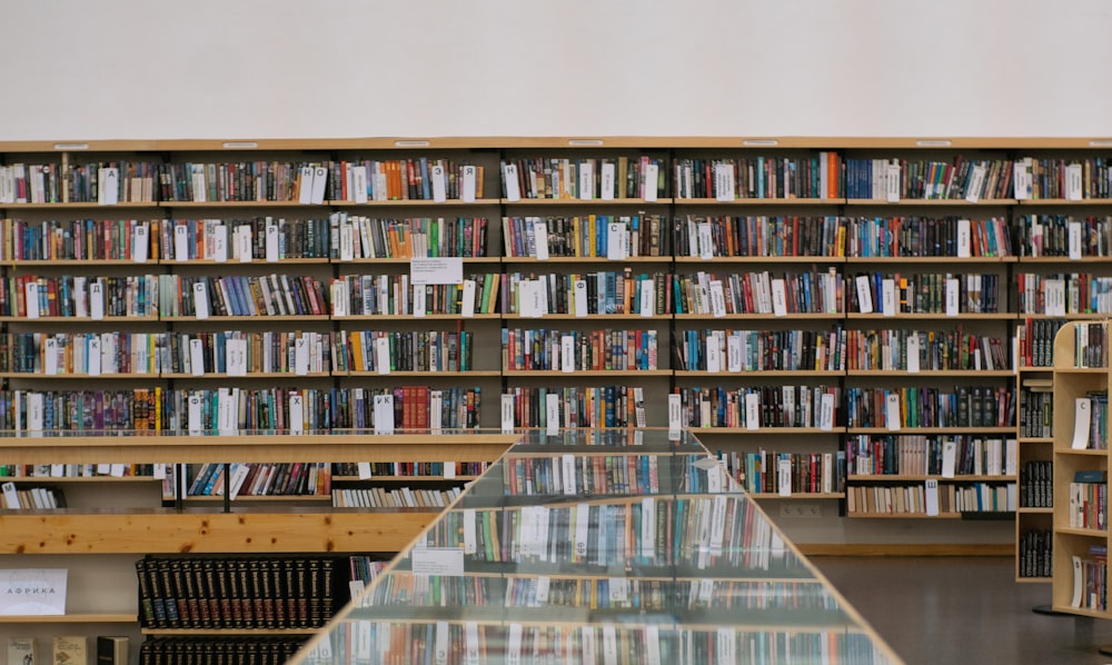 eine Bibliothek mit vielen Büchern neben einem langen Tisch