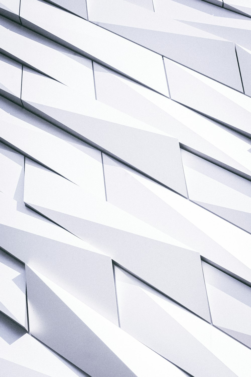 um close up de um edifício feito de azulejos brancos