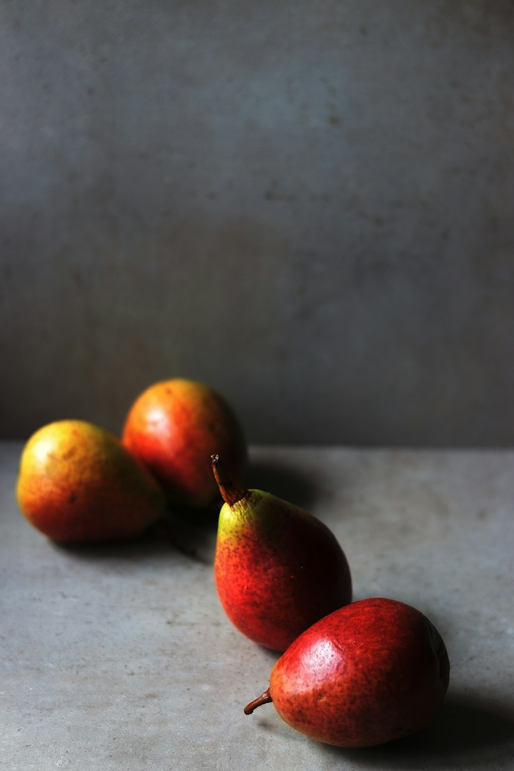 un grupo de tres manzanas sentadas encima de una mesa