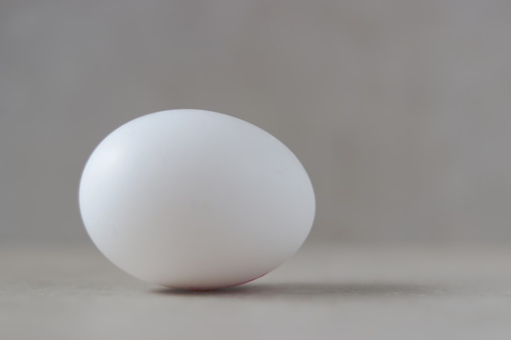 테이블 위에 놓인 흰 달걀