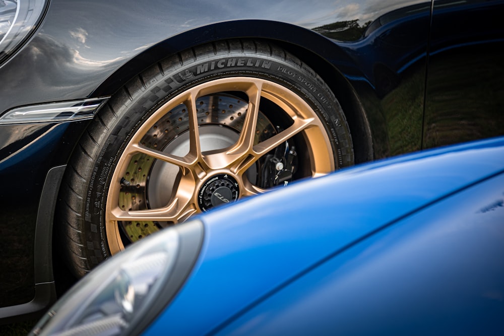 Une voiture de sport bleue garée à côté d’une voiture de sport bleue