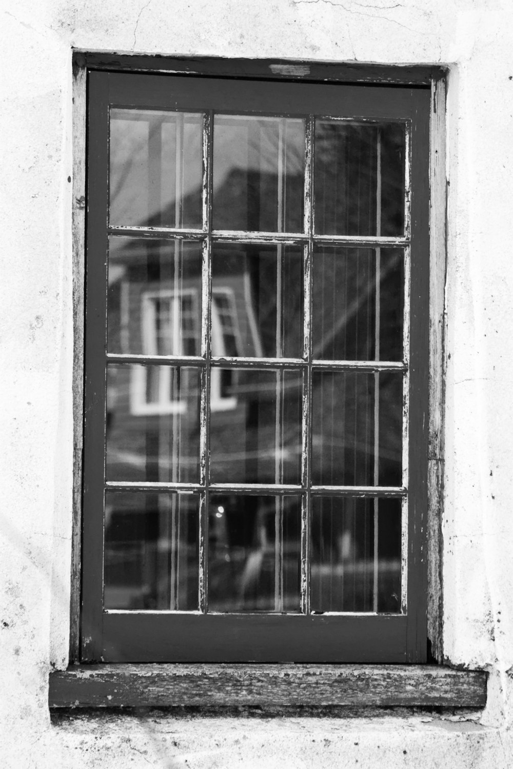 Una foto en blanco y negro de una ventana