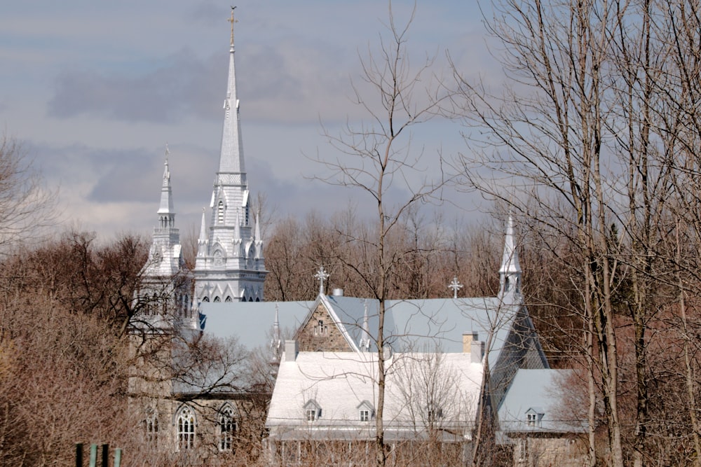 Una iglesia con un campanario al fondo